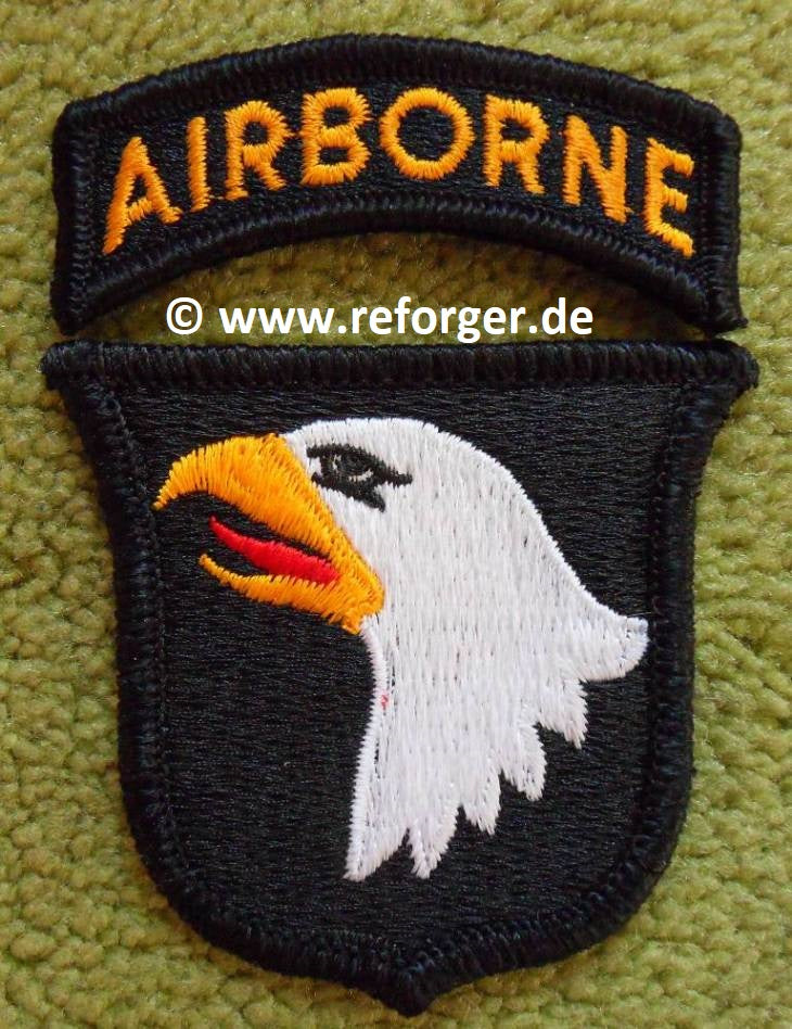 Schildförmiges Patch der 101st Airborne Division der US-Armee in Schwarz, mit einem Weißkopfseeadler-Kopf in der Mitte