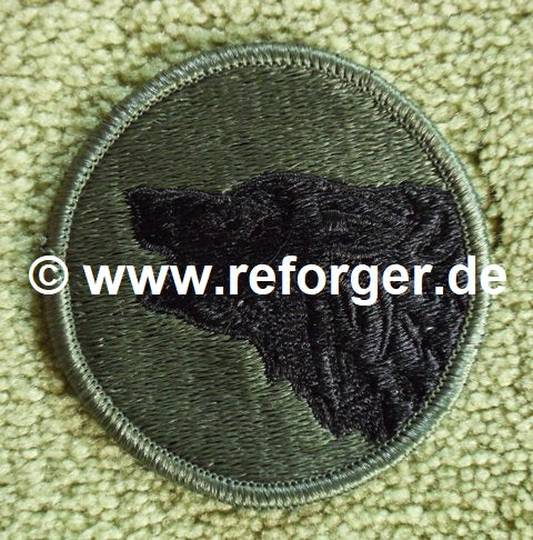 Rundes Patch der 104th Infantry Division der US-Armee in olivgrün, mit einem schwarzen heulenden Wolf in der Mitte 