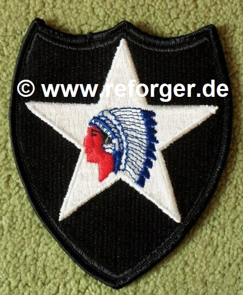 Schildförmiges Patch der 2nd Infantry Division der US-Armee, schwarz mit einem charakteristischen Kopf eines Indianers auf einem weißen Stern