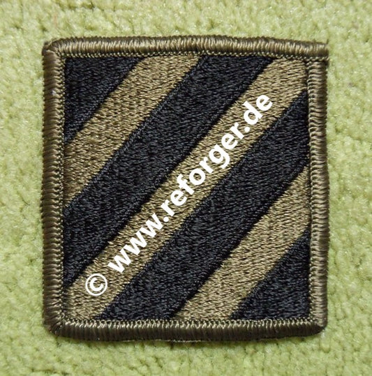 Textil gesticktes Armabzeichen der 3rd Infantry Division in Subdued mit oliv- und schwarzfarbenen, diagonal zulaufenden Streifen – US-Militär Patch