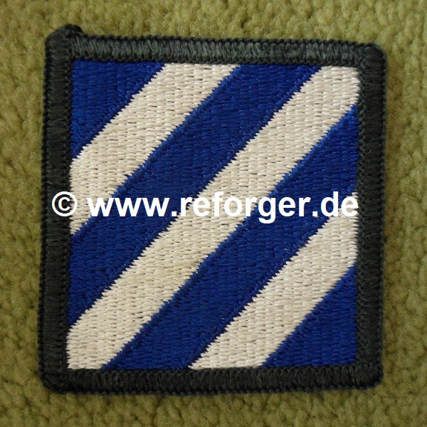 Textil gesticktes Armabzeichen der 3rd Infantry Division mit weißen und blauen, diagonal zulaufenden Streifen – US-Militär Patch