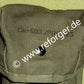 Detailaufnahme des Stempels CW-503 PRC-25 auf der Tasche