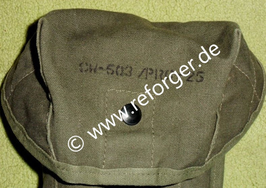 Detailaufnahme des Stempels CW-503 PRC-25 auf der Tasche