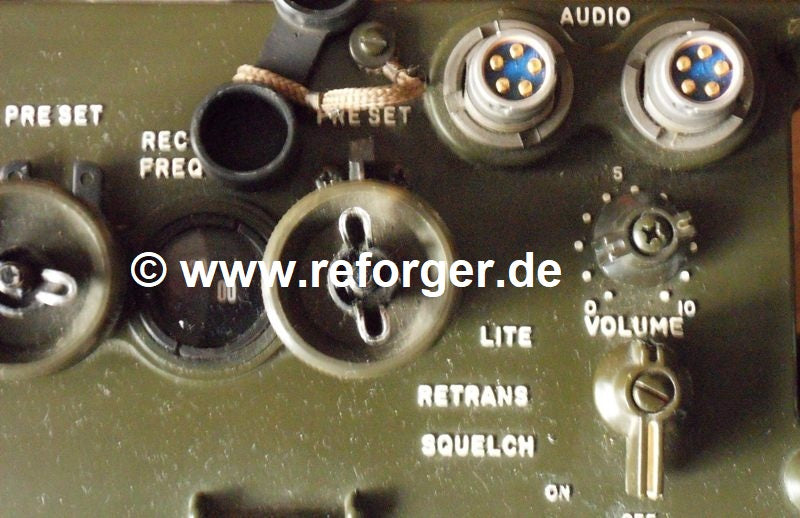 Gummi-Abdeckkappe auf Audio-Connector des PRC-77 Funkgeräts für sicheren Schutz