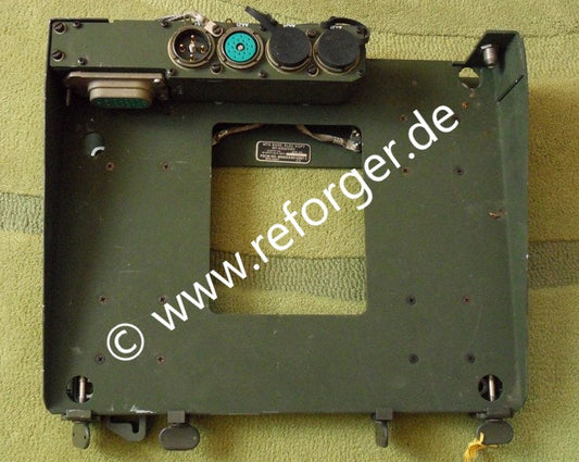 MT-6352 Mounting Base für SINCGARS Funkanlagen, vollständige Ansicht des Montagesystems zur sicheren Installation