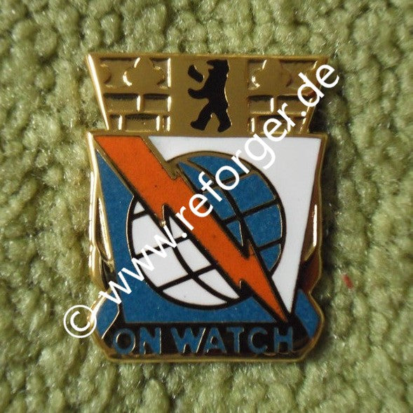 ASA (ON WATCH) Berlin Brigade Field Station Distinctive Unit Crest Abzeichen Anstecker Pin – ideal für Sammler und Uniformzubehör.