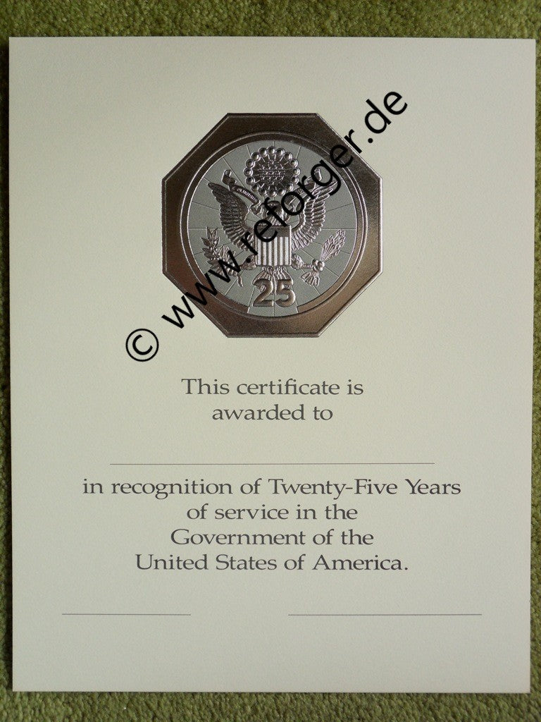 US Militär Urkunde „Certificate in Recognition of Twenty-Five Years of Service“ – Auszeichnung für 25 Jahre Dienst in der Regierung der Vereinigten Staaten, offizielles Zertifikat für langjährigen Militärdienst, hohe Qualität, mit Militärsymbolen und Siegeln