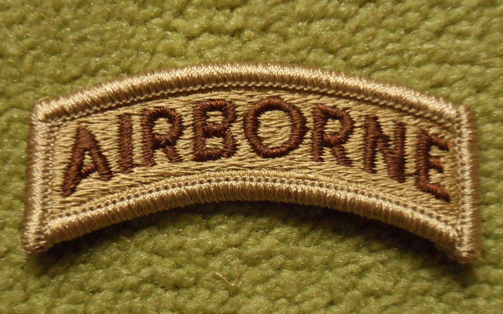 Desert Airborne Tab – Abzeichen für US Fallschirmjäger in Wüstentarn