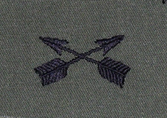 Special Forces Branch Officer Kragenabzeichen, zeigt zwei gekreuzte Pfeile, Symbol der US-Special Forces, ideal zum Aufnähen auf BDU Uniformen