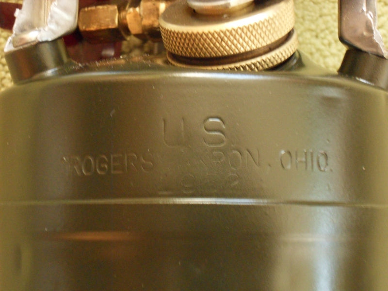 Detailaufnahme der Stempelung auf dem US Militär Benzinkocher M-1950 – Herstellermarkierung von Rogers Tool & Die Co, Akron, Ohio